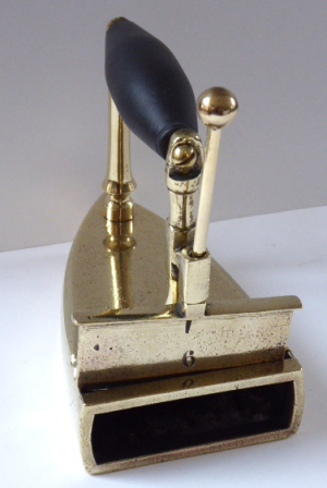 MOSAZNÁ STAROŽITNÁ ŽEHLIČKA