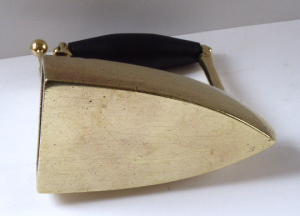 MOSAZNÁ STAROŽITNÁ ŽEHLIČKA