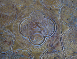 MOSAZNÝ STOLEK S POSTAVOU BUDDHY