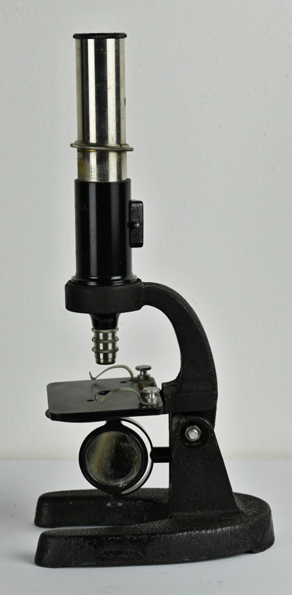 Školní mikroskop v původní krabici 
