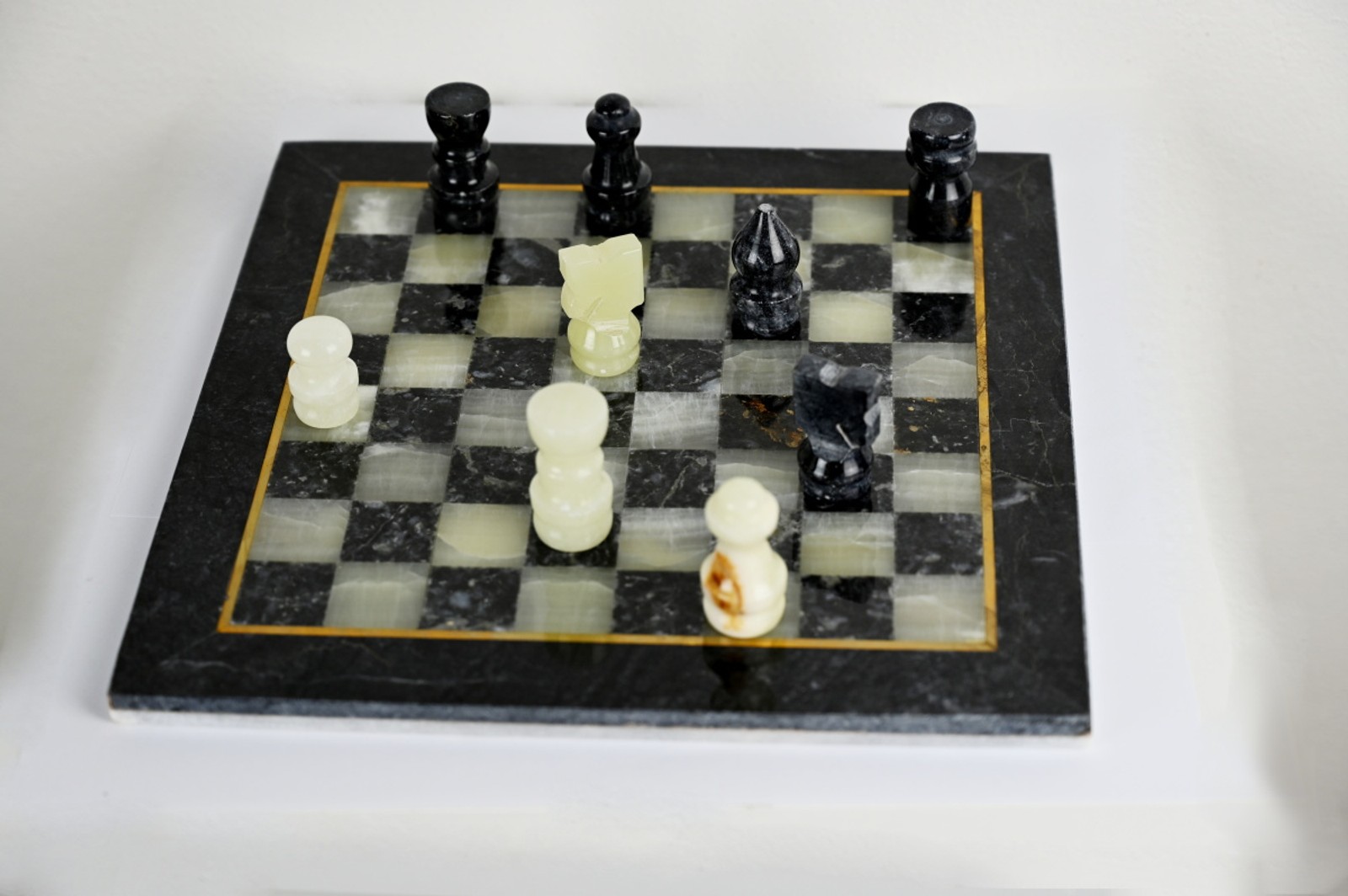 Šachy vyřezané z kamene