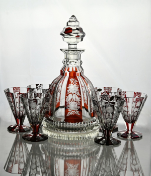 Karafa s uzávěrem a šest pohárků