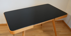 Jiroutek Jiří, Stůl s opaxitovou deskou, menší