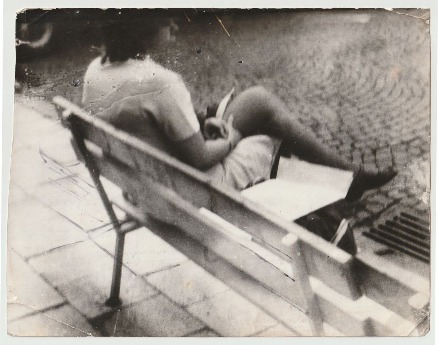 Miroslav Tichý (1926 - 2011) - Dívka na lavičce