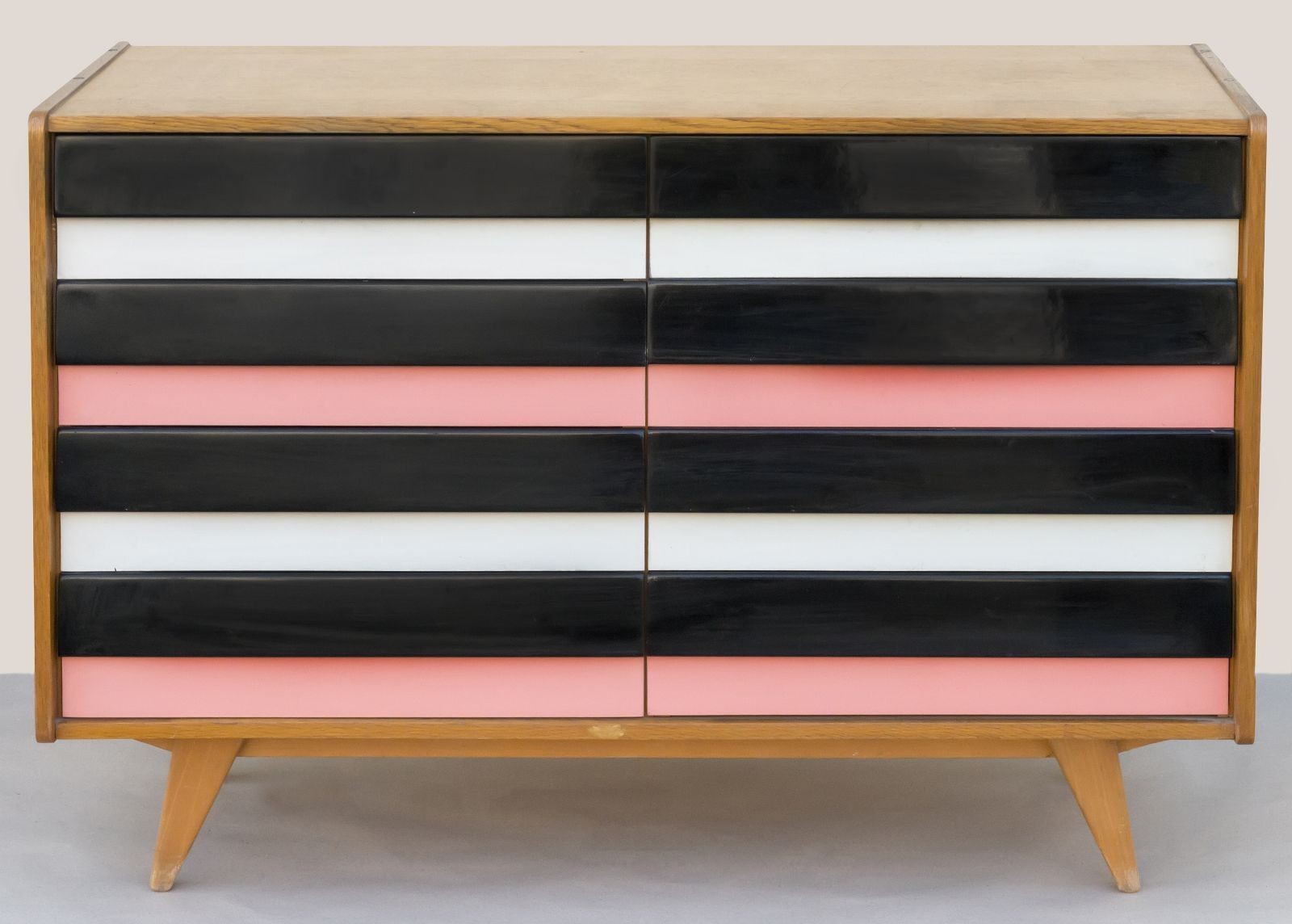 Komoda U-453 na čtyřech šikmých nožkách