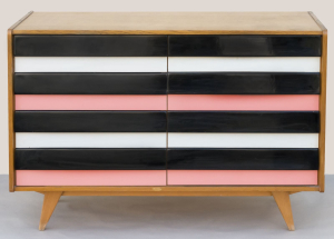 Komoda U-453 na čtyřech šikmých nožkách