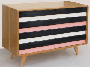 Komoda U-453 na čtyřech šikmých nožkách