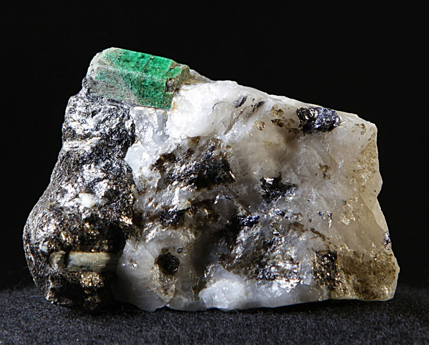 Smaragd (krystal v hornině)