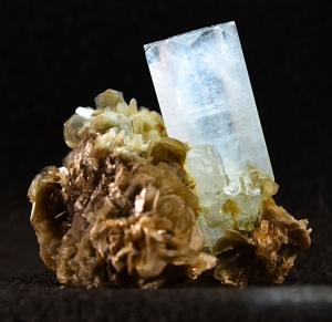 Akvamarín - krystal zarostlý v muskovitu 