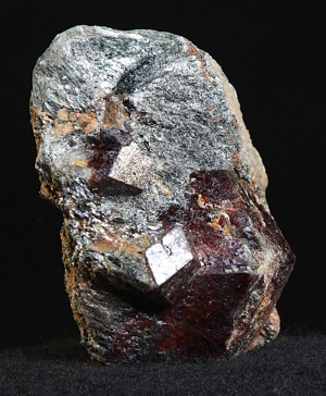 Granát (almandin)