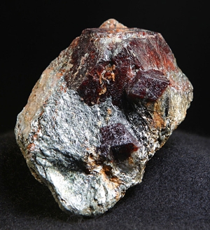 Granát (almandin)