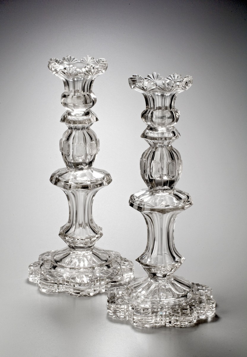 Pár biedermeierových svícnů