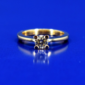 Zlatý prsten s briliantem 0,63 ct