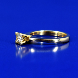 Zlatý prsten s briliantem 0,63 ct
