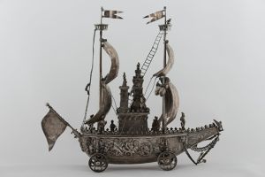 Stříbrný model lodi s figurální výzdobou