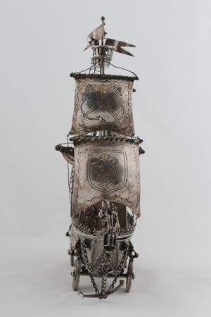 Stříbrný model lodi s figurální výzdobou