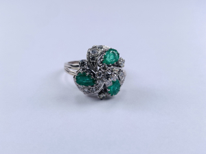 Prsten s diamanty a smaragdy
