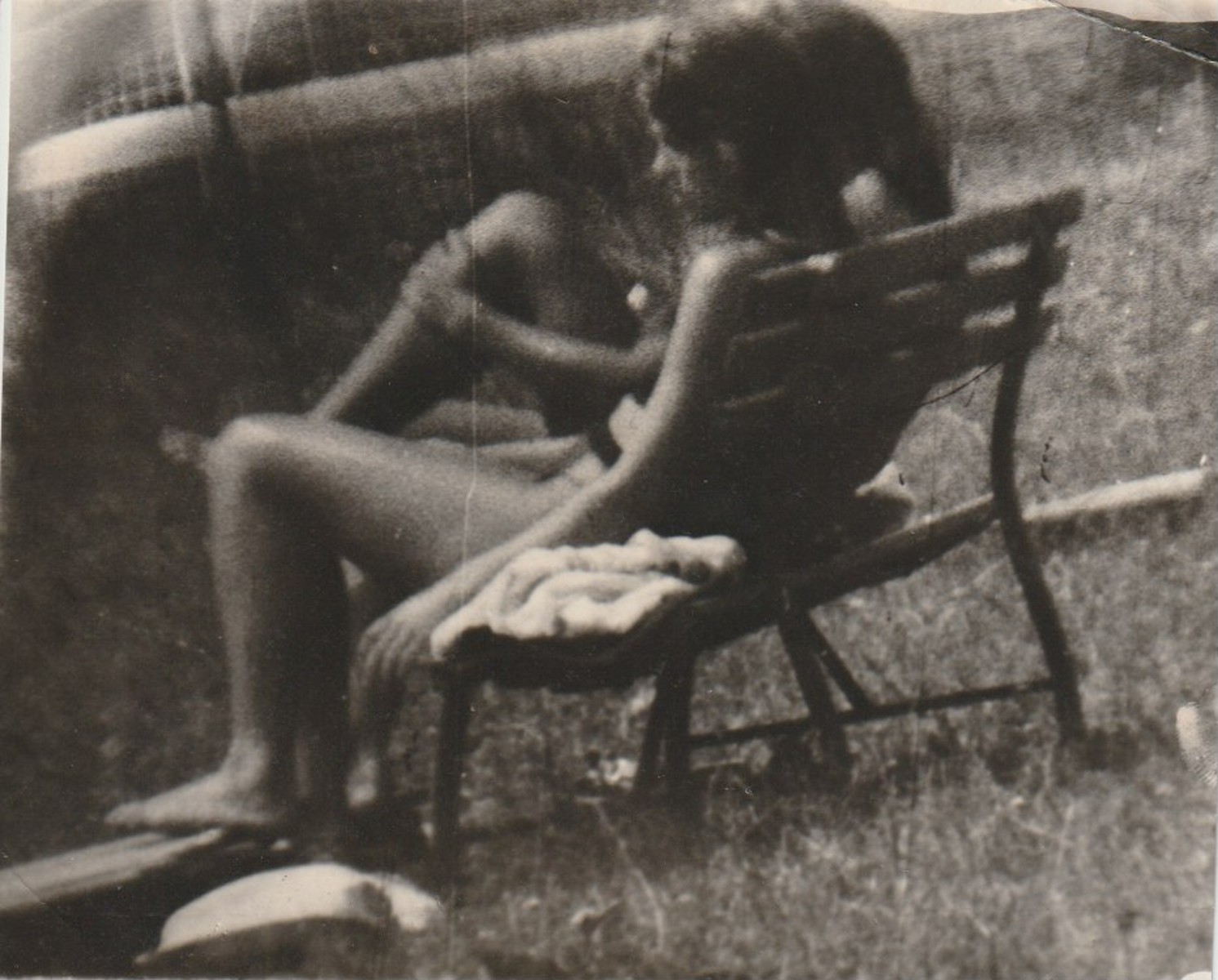Miroslav Tichý (1926 - 2011) - Mladé dívky na lavičce