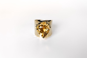 Prsten ze žlutého zlata s citrínem ve tvaru trillion