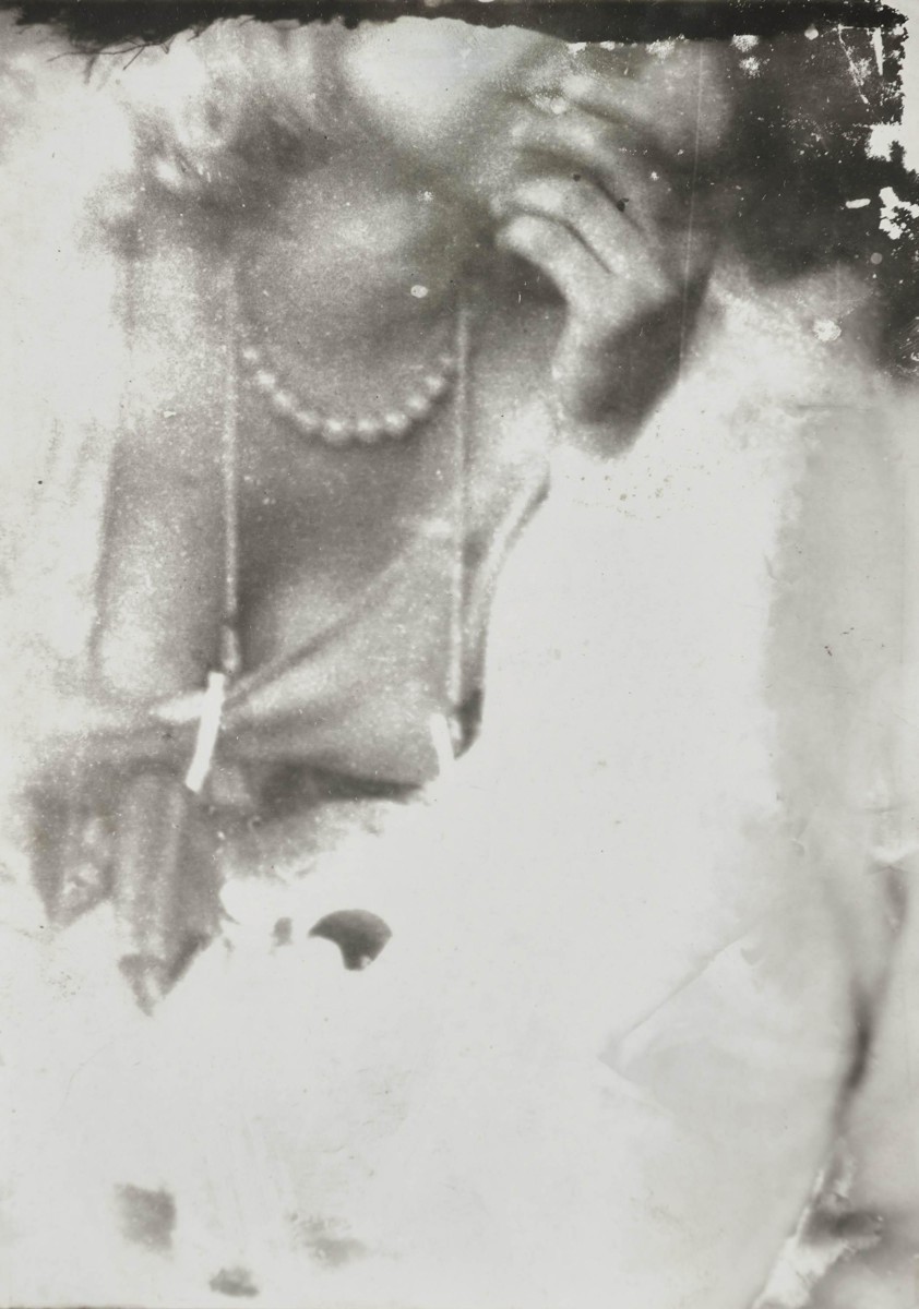 Miroslav Tichý - Dievča s perlovým náhrdelníkom