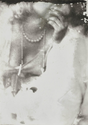 Miroslav Tichý - Dievča s perlovým náhrdelníkom
