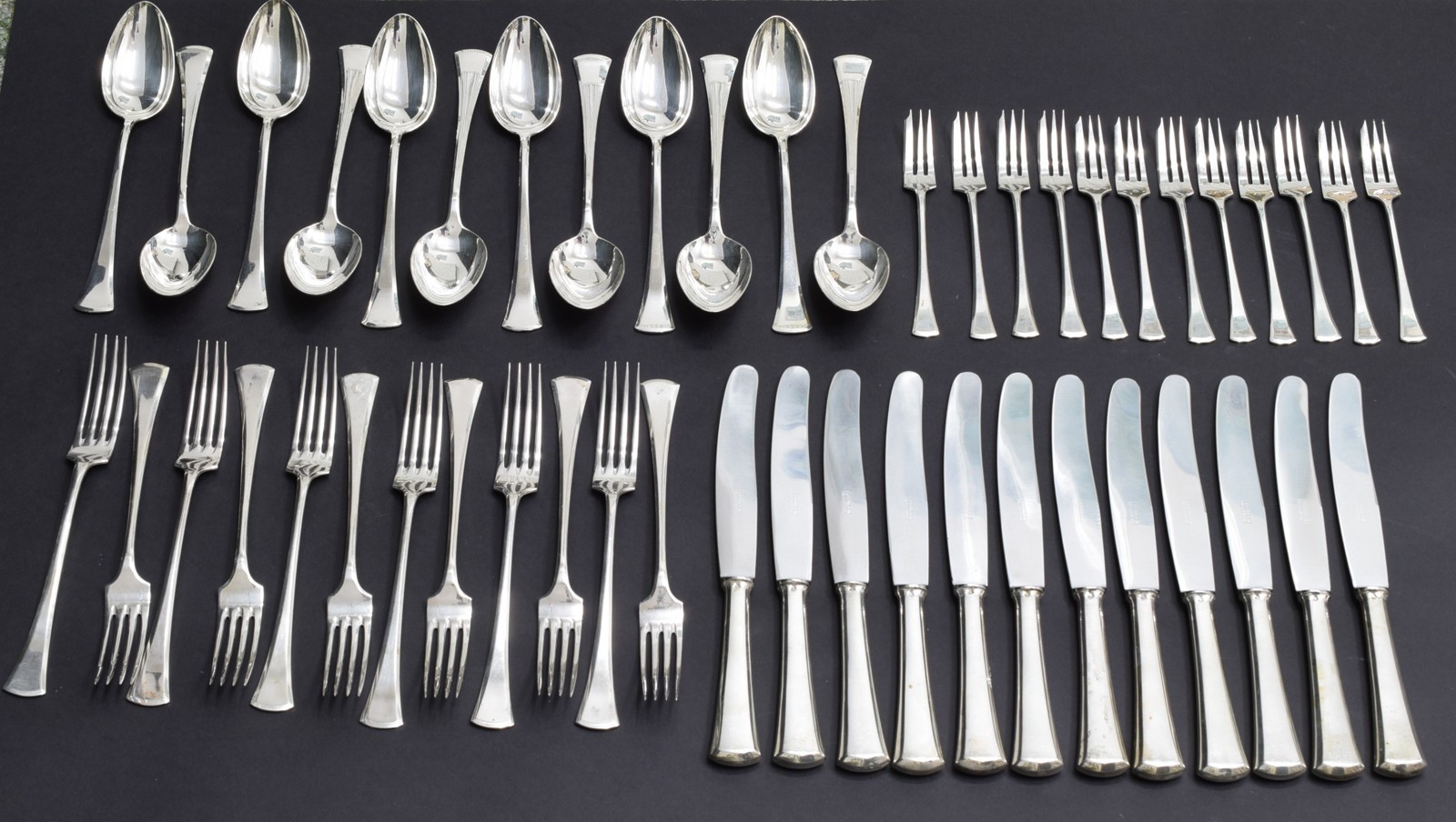 Stříbrné příbory pro dvanáct osob.