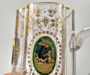 Starožitný korbel s nálepy a miniaturami
