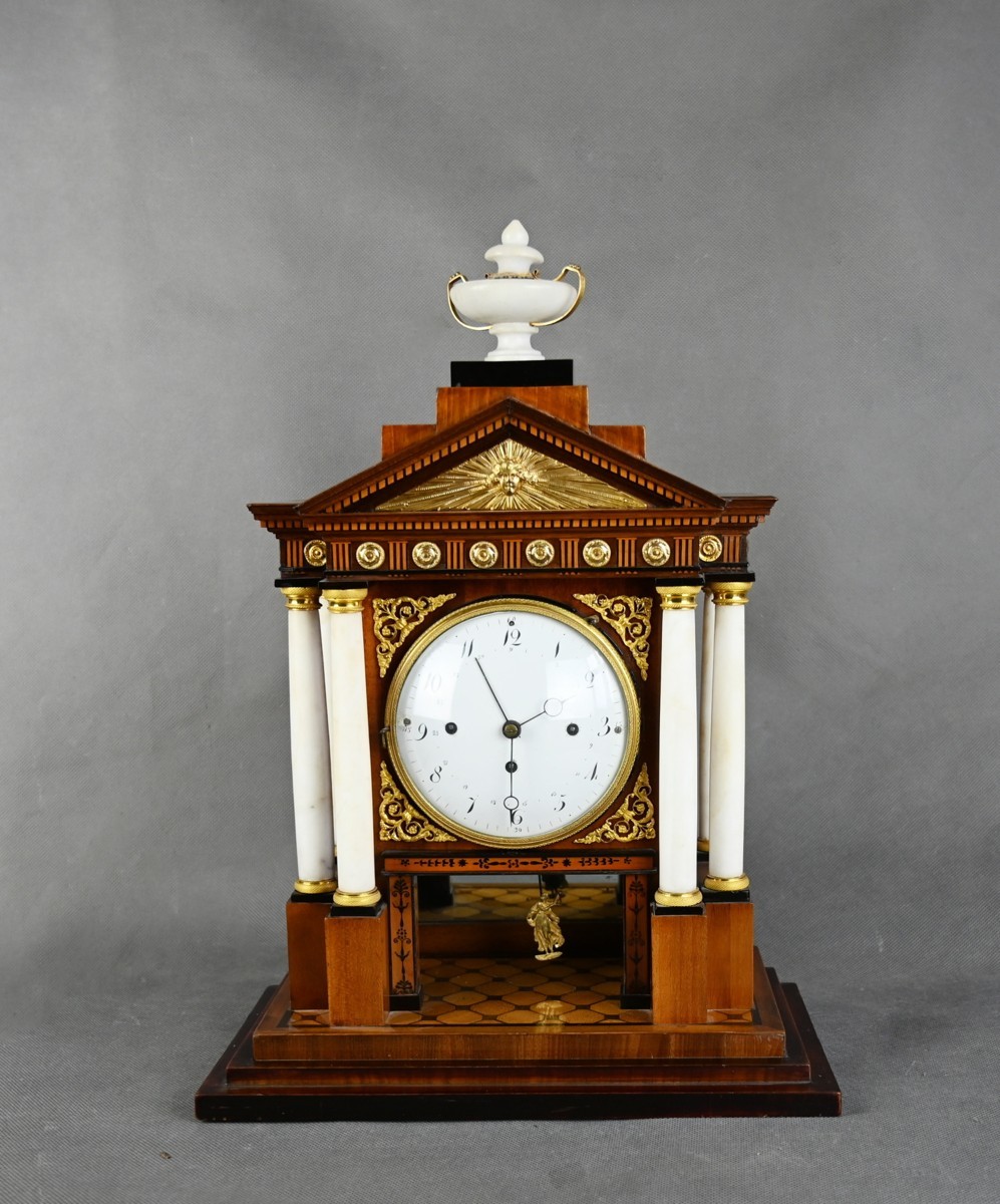 Luxusní šestisloupkové empírové hodiny s datumovníkem