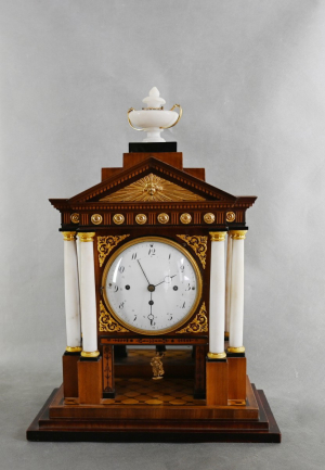 Luxusní šestisloupkové empírové hodiny s datumovníkem
