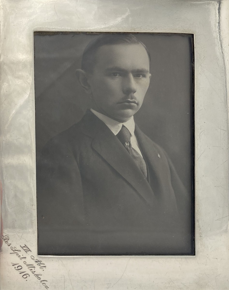 Stříbrný rámeček na fotografii