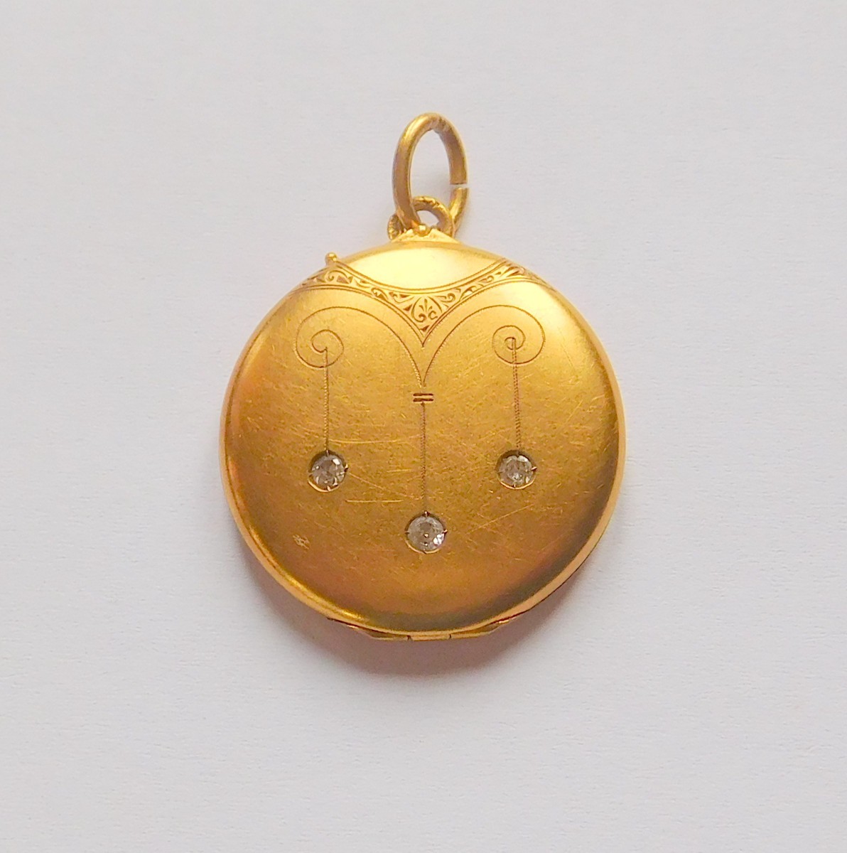 Zlatý medailonek s brilianty