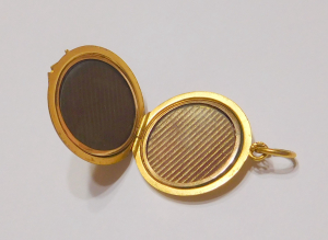 Zlatý medailonek s brilianty