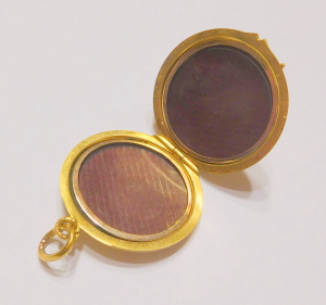 Zlatý medailonek s brilianty