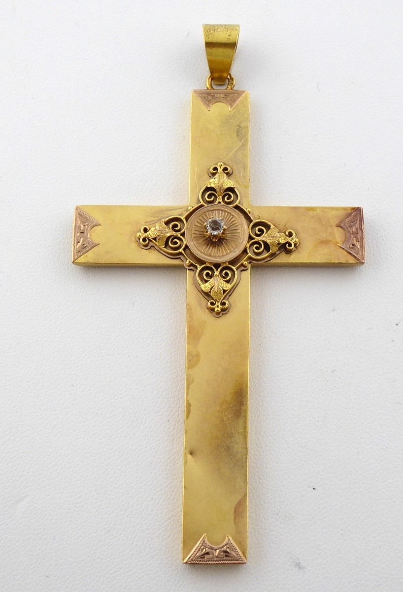 ZLATÝ KŘÍŽ S ORNAMENTEM A ČIRÝM KAMÍNKEM