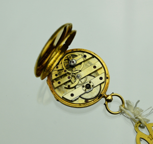Zlaté kapesní hodinky s květinami