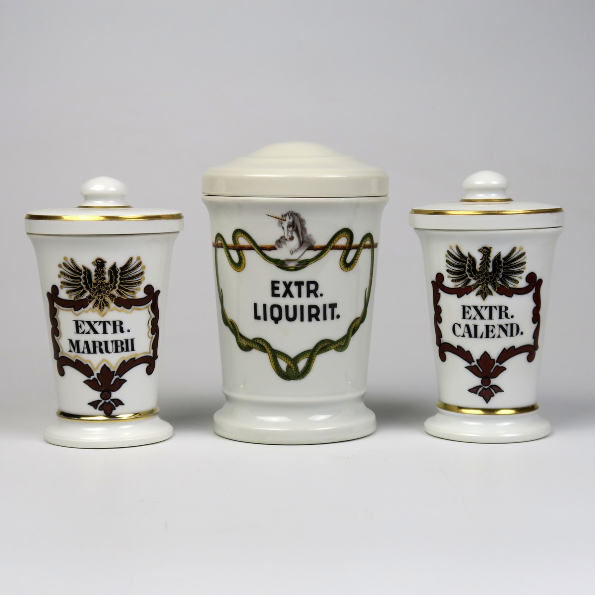 Tři lékárenské nádoby