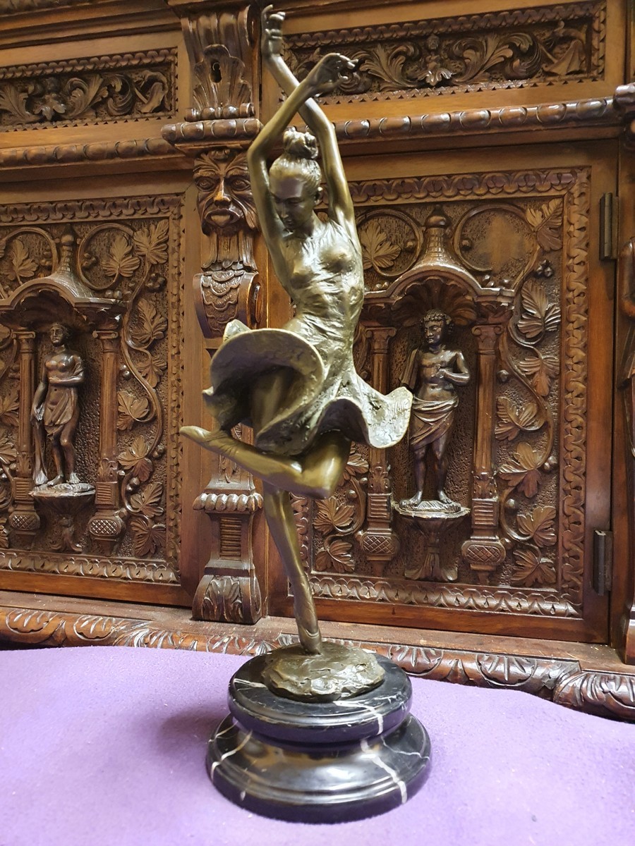 Bronzová socha- tanečnice