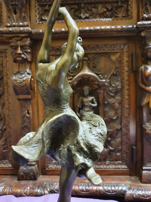 Bronzová socha- tanečnice