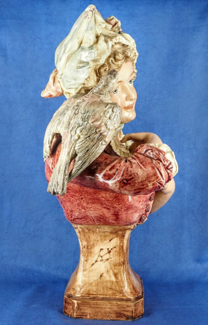 Neznámy autor – Porcelánová busta šlechtičny s holubicí