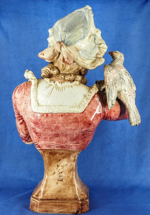 Neznámy autor – Porcelánová busta šlechtičny s holubicí