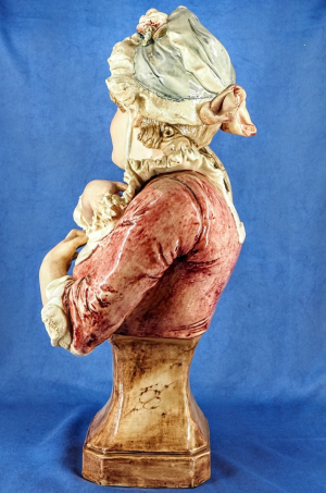 Neznámy autor – Porcelánová busta šlechtičny s holubicí