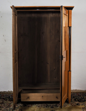 Skříň Biedermeier – úzká